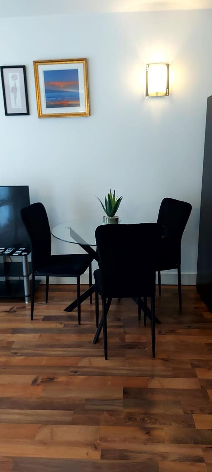 Apartment In Great Location With A Balcony & Parking Possible - West One *
